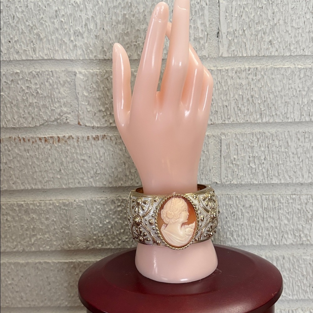 Amedeo Cameo La Piazetta Clamp Bracelet Bangle Hinged Gold Tone Cream Enamel EUC - Picture 2 of 12